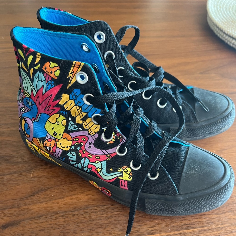 Converse All Star high tops! Cool character style illustration size 6 women’s